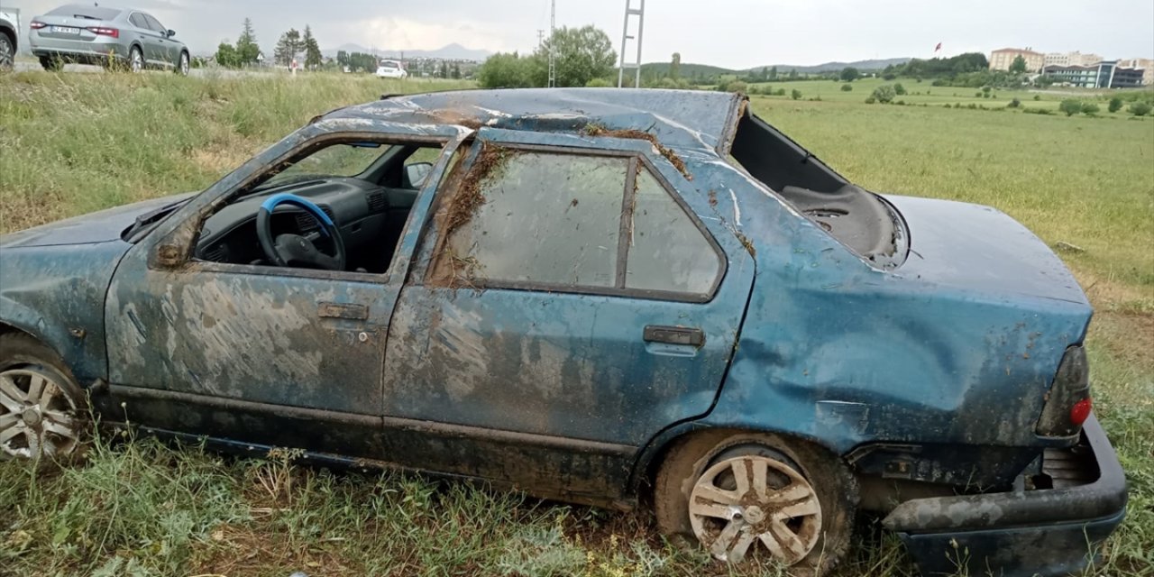 Konya’da şarampole devrilen otomobildeki iki kişi yaralandı