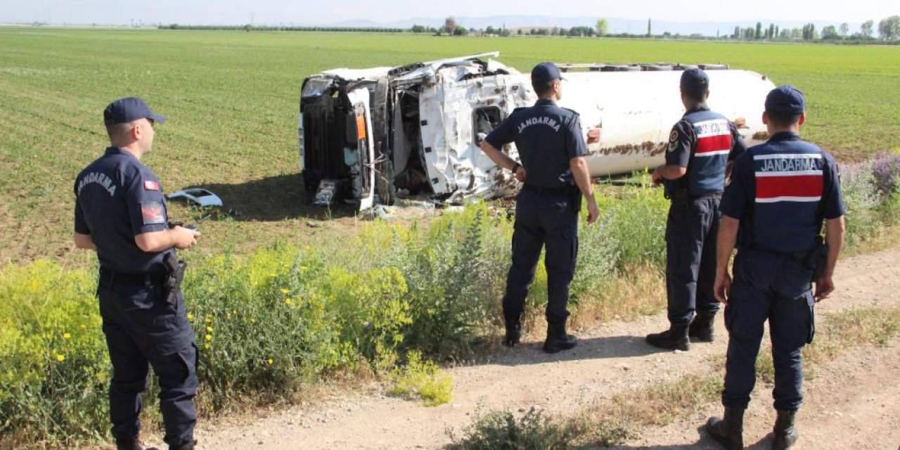 Konya yolunda feci kaza! LPG yüklü kamyon mısır tarlasına devrildi