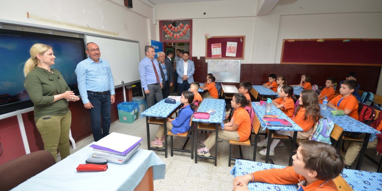 Meram’da öğrencilere geri dönüşüm eğitimi verildi, çevre eğitim seti dağıtıldı