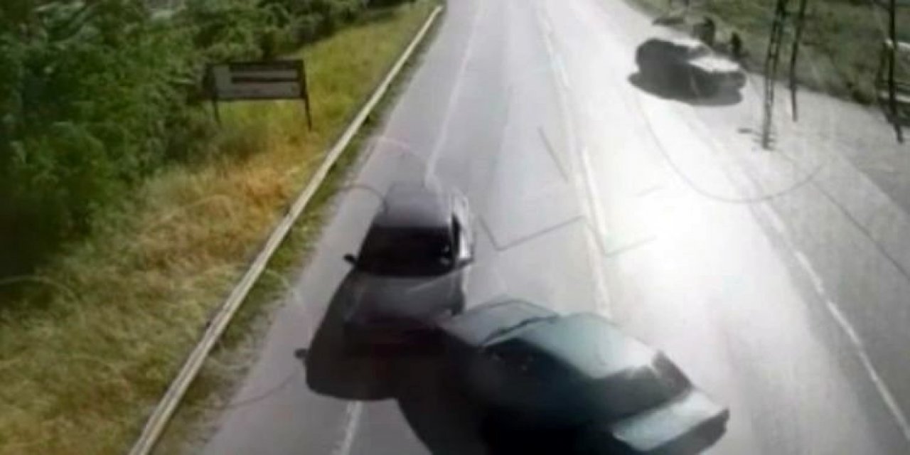 İki otomobil kafa kafaya çarpıştı! O anlar kamerada