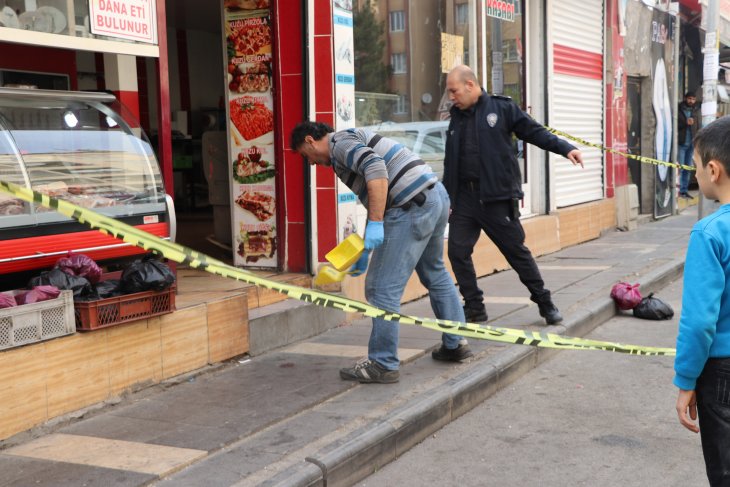 Kasap dükkanında silahlı alacak kavgası: 3 yaralı