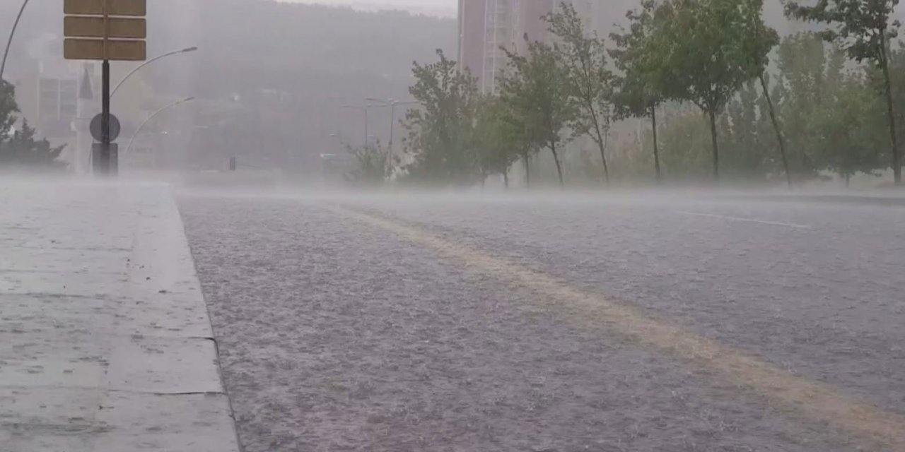 Sağanak yağmur yolları göle çevirdi, ev ve işyerlerini su bastı
