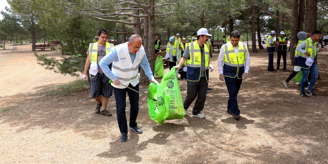 Başkan Kavuş, üniversite öğrencileri ile birlikte çevre temizliği yaptı