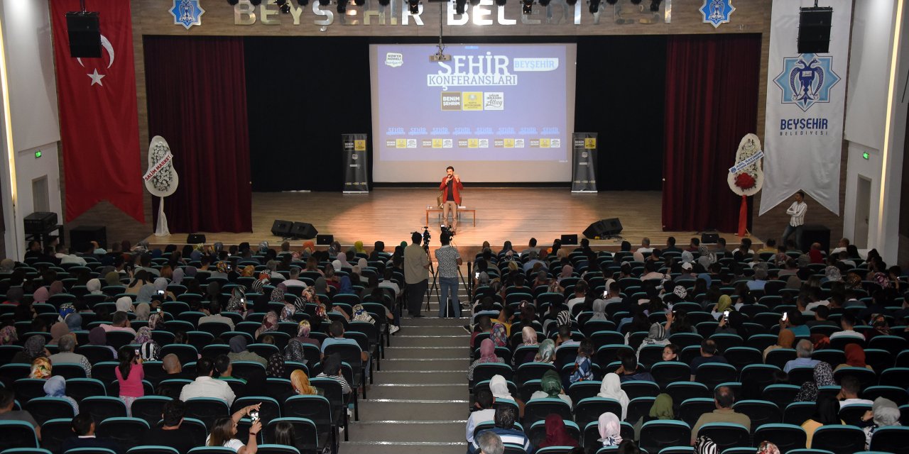 Konya'da Şehir Konferansları sürüyor