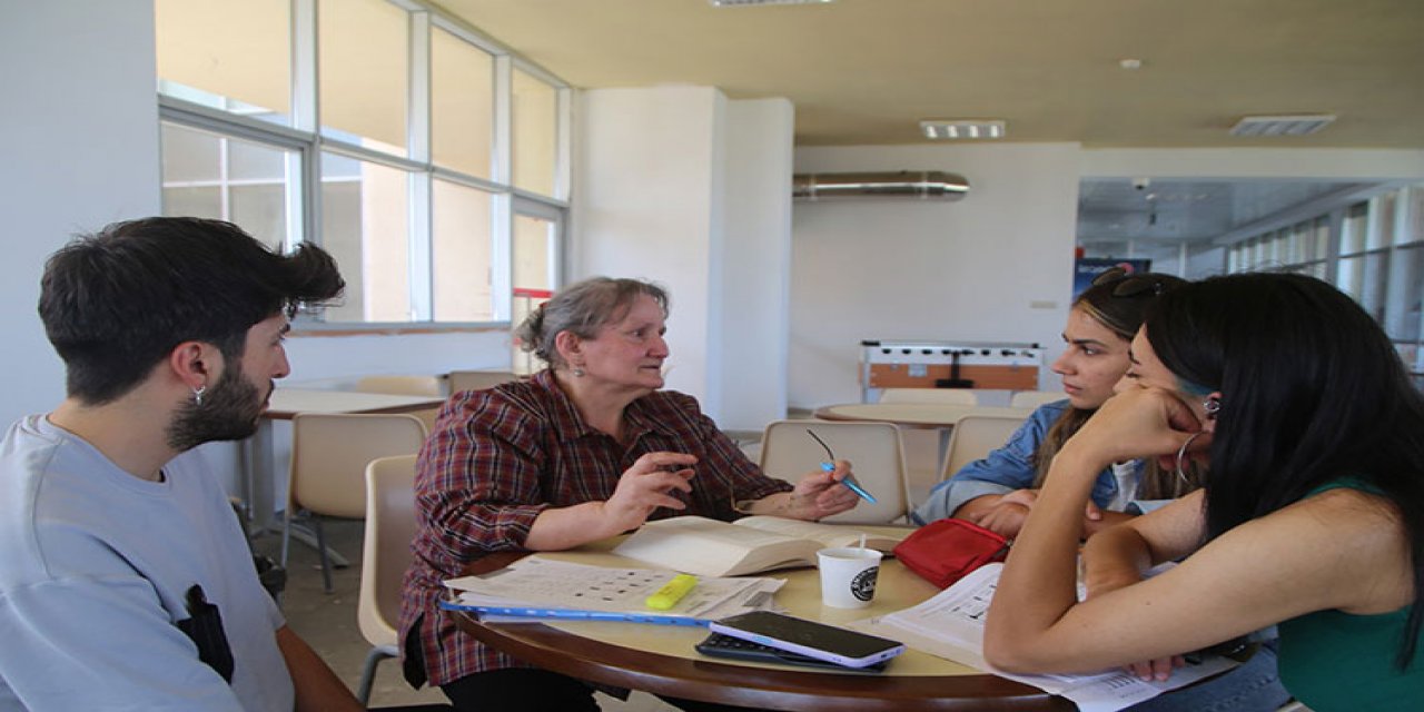 66 yaşındaki üniversiteli, 'öğrenmenin yaşı yok' dedirtiyor