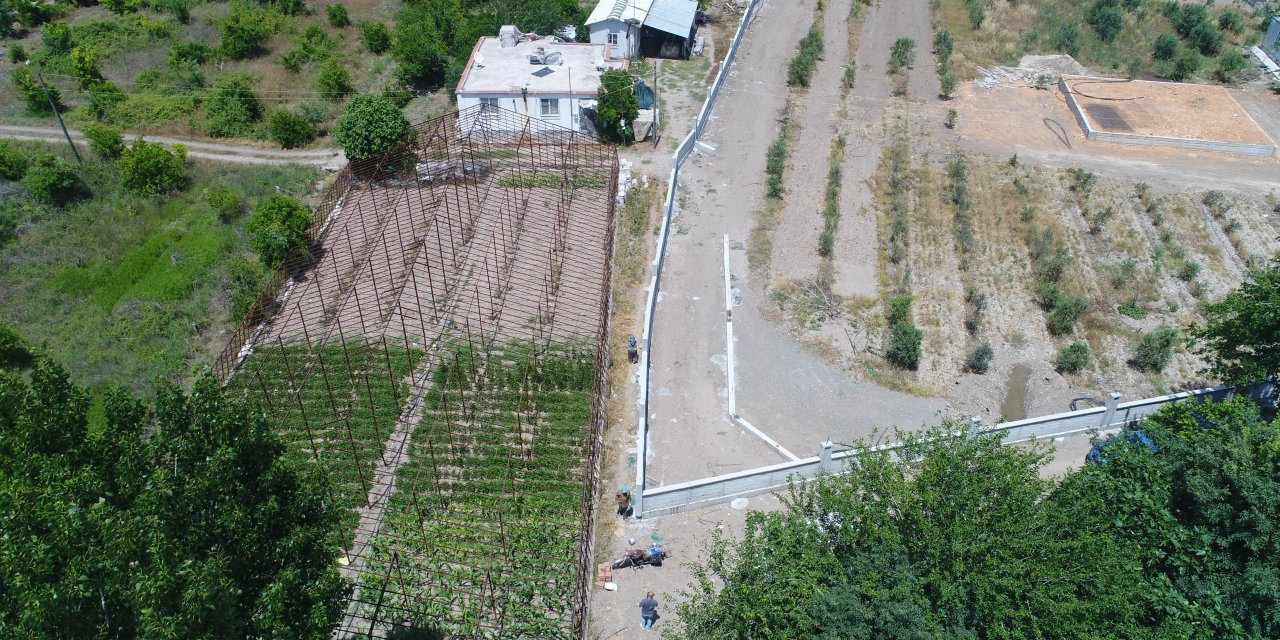 Aldığı arsanın etrafına duvar ördü! Komşusunun otomobili ile traktörü hapsoldu