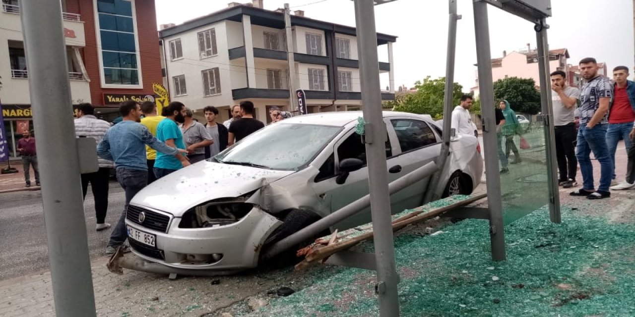 Konya’da otomobil otobüs durağına çarptı