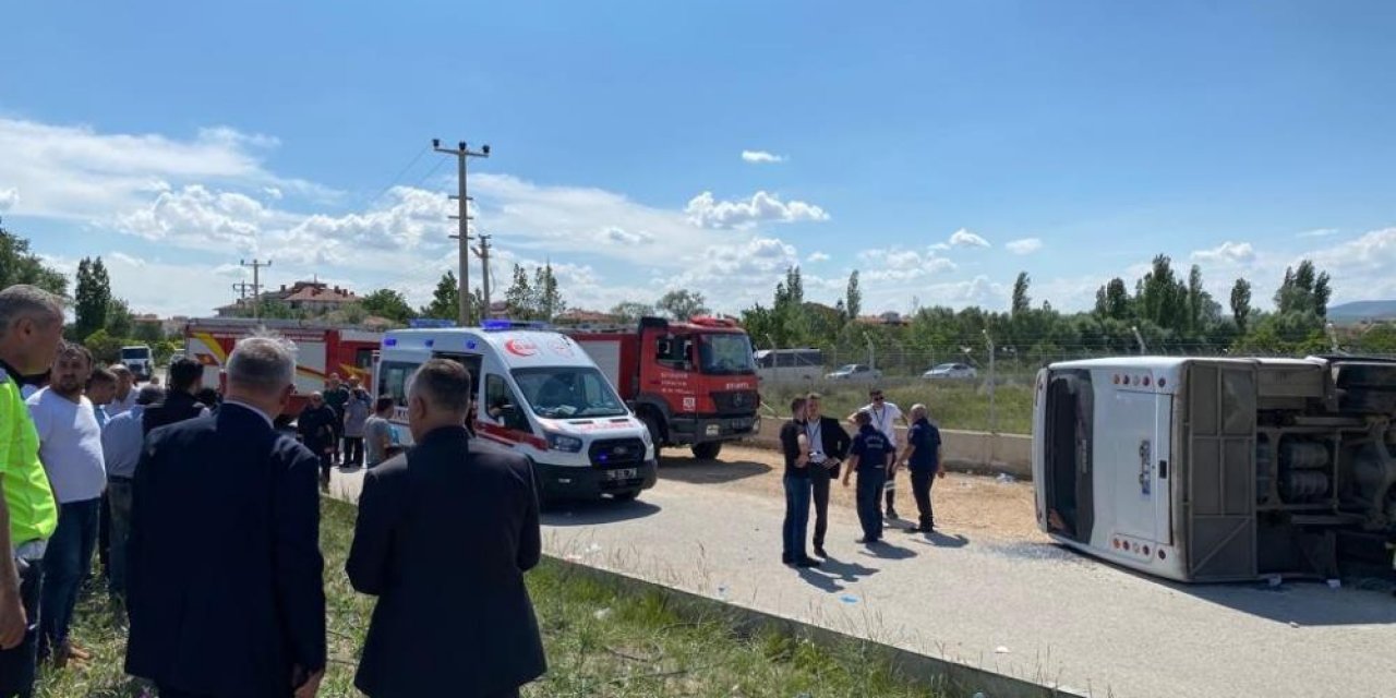 İşçi servisi devrildi: 15 yaralı