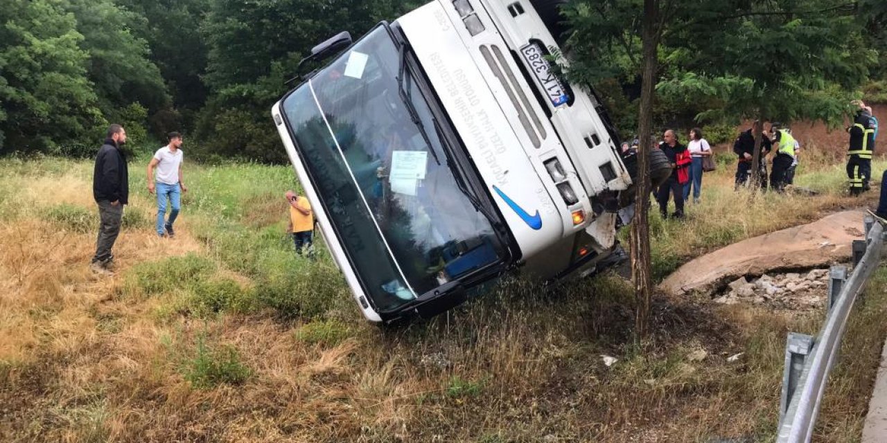 Tur midibüsü şarampole devrildi, çok sayıda yaralı var