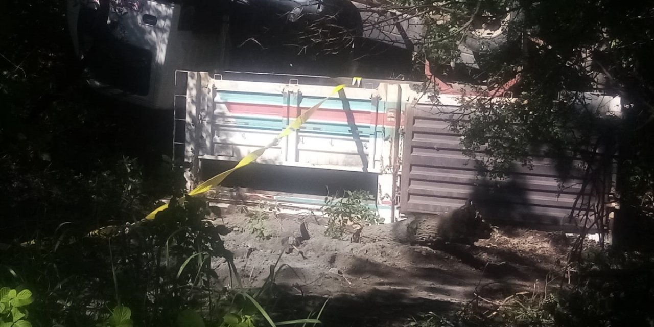 Kamyon şarampole devrildi: 1 ölü, 3 yaralı