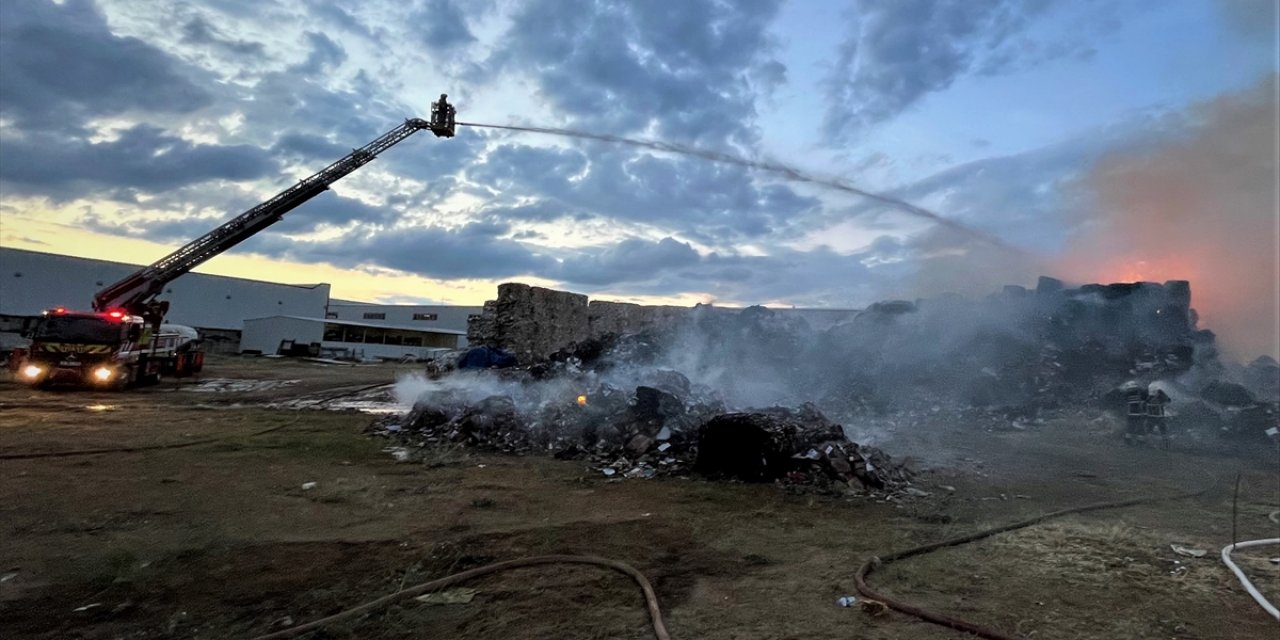 Geri dönüşüm fabrikasında yangın! Çok sayıda itfaiye müdahale ediyor