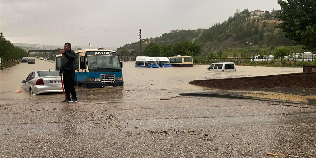 Son Dakika: Ankara'da eğitime yağış engeli