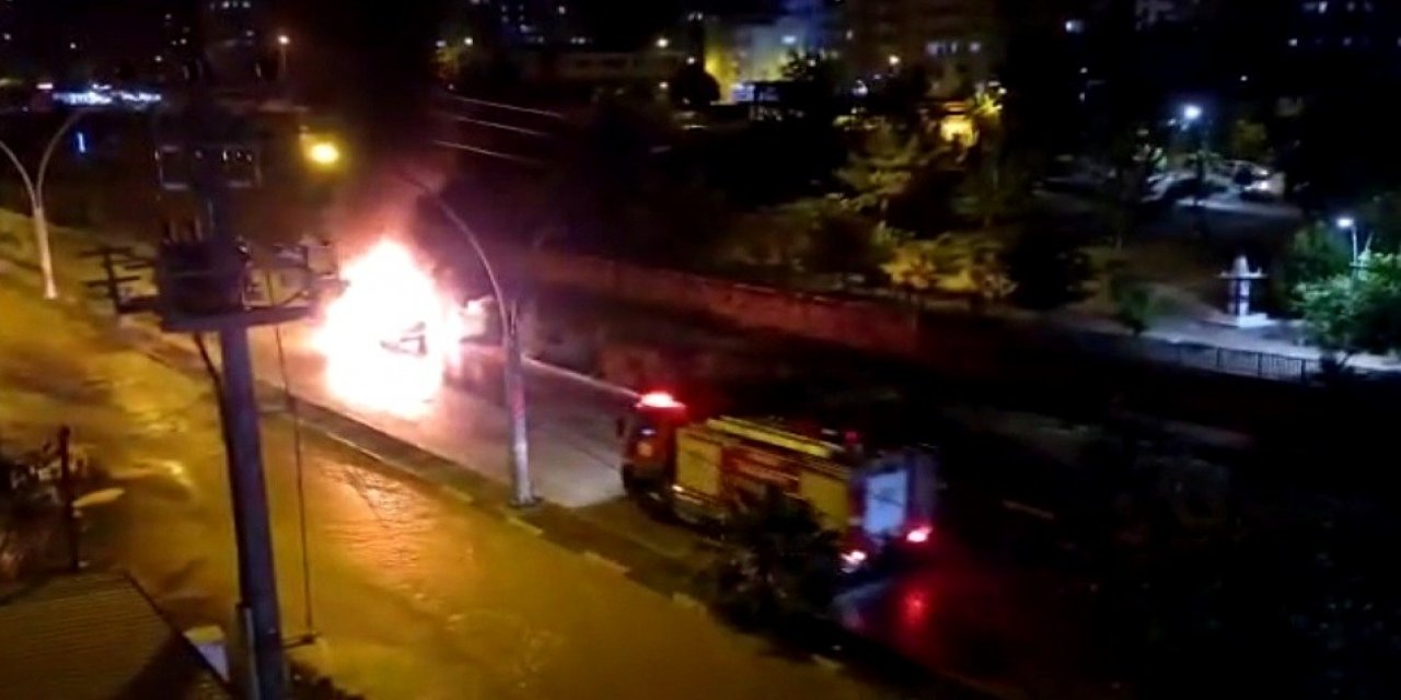 Alev topuna dönen otomobilde art ardına patlama yaşandı