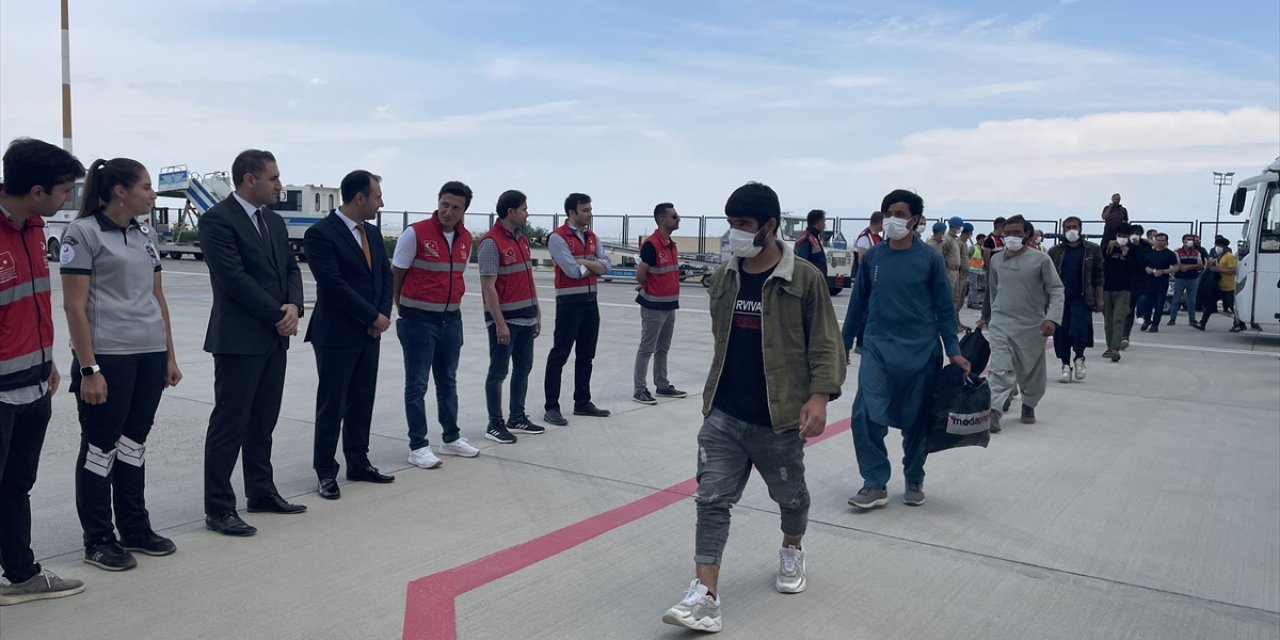 Bin 237 düzensiz göçmen ülkelerine gönderildi