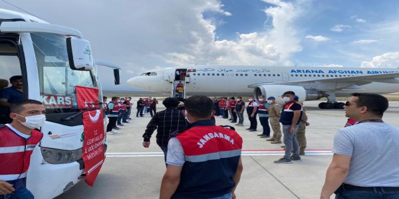 Kaçak 1237 Afgan göçmen ülkesine gönderildi