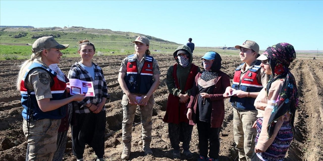 Kadın komutanlar, tarlada çalışan kadınlara KADES'i anlattı