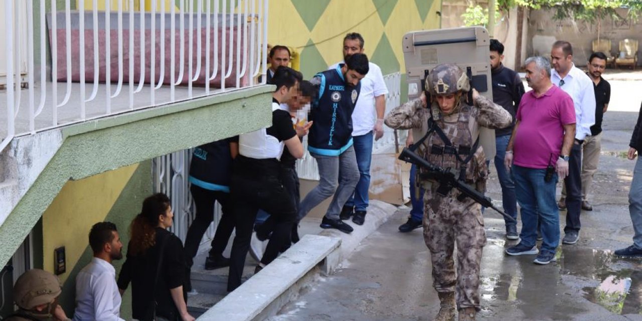 Teslim olmamak için annesini ve karısını bıçakla rehin aldı!