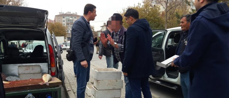 Konya'da bir balıkçı, denetim görevlilerine bıçak çekti! İşte o anlar