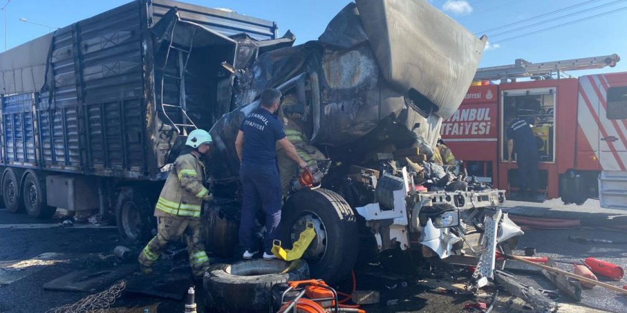 Feci kaza! Çarpışan iki TIR’dan biri yandı, sürücü öldü