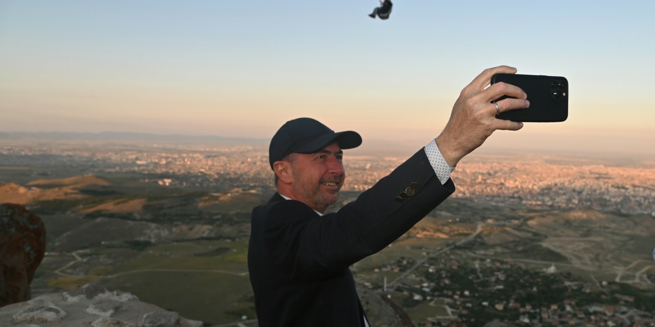 “Konya’nın sembollerinden biri olacak” diyen Başkan, selfie yapıp paylaştı