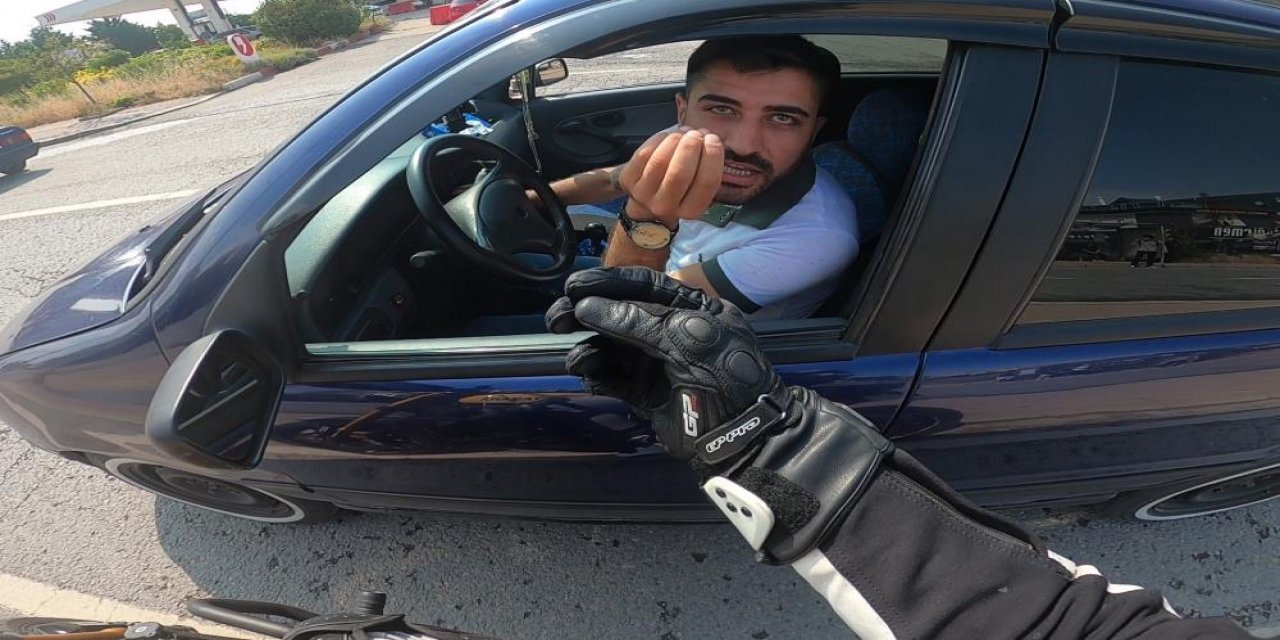 Trafikte iki sürücünün tartışması tam da istendiği gibi bitti