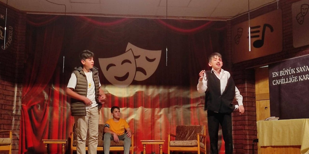 Hüyük'te ortaokul öğrencilerinden tiyatro gösterisi