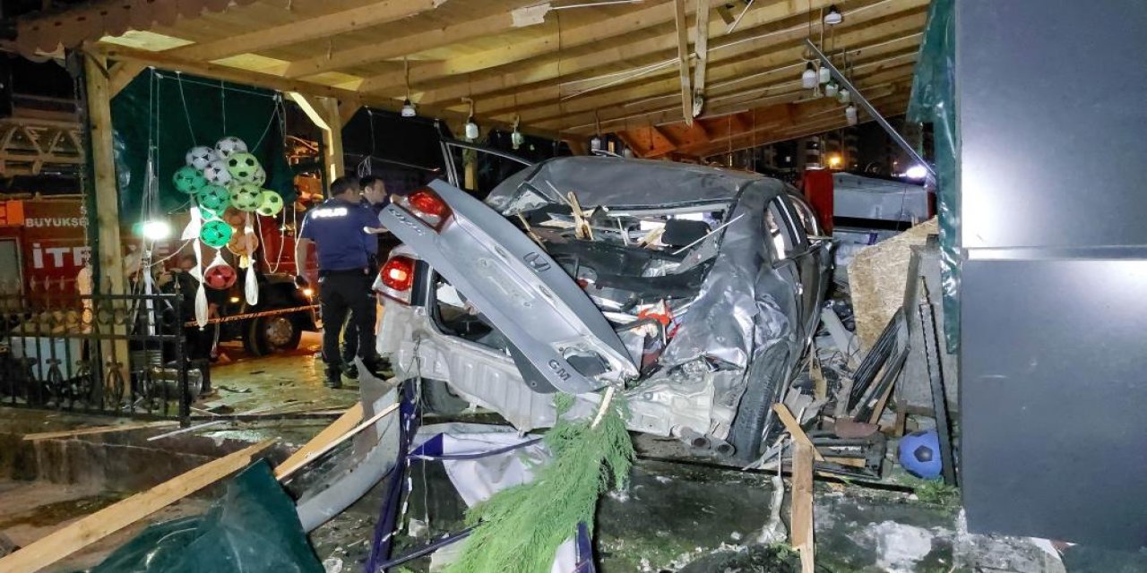 Şarküteriye giren otomobildeki 2 genç öldü