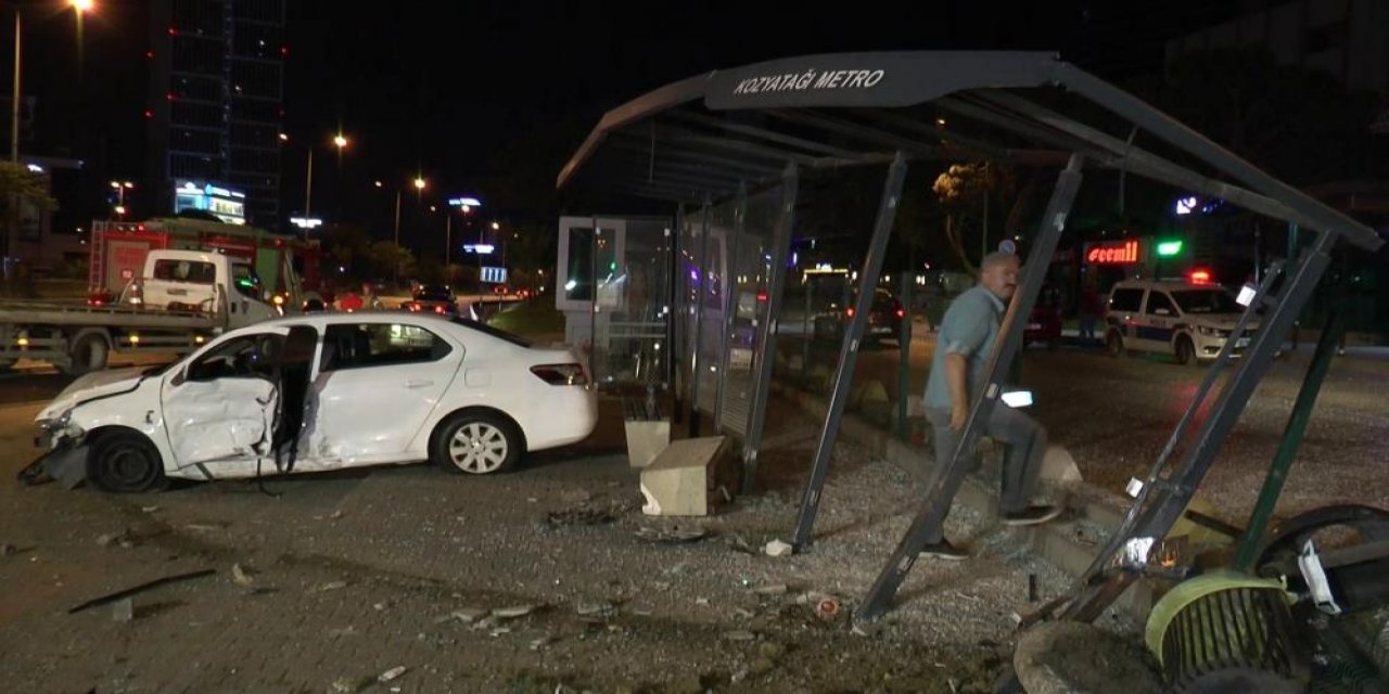 Makas atan otomobilin çarptığı araç durağa daldı: 1’i ağır 5 yaralı