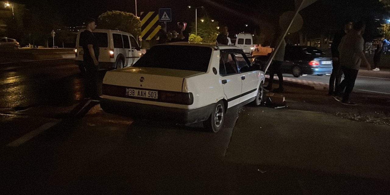 Kaza yapan sürücü, otomobilini bırakıp kaçtı