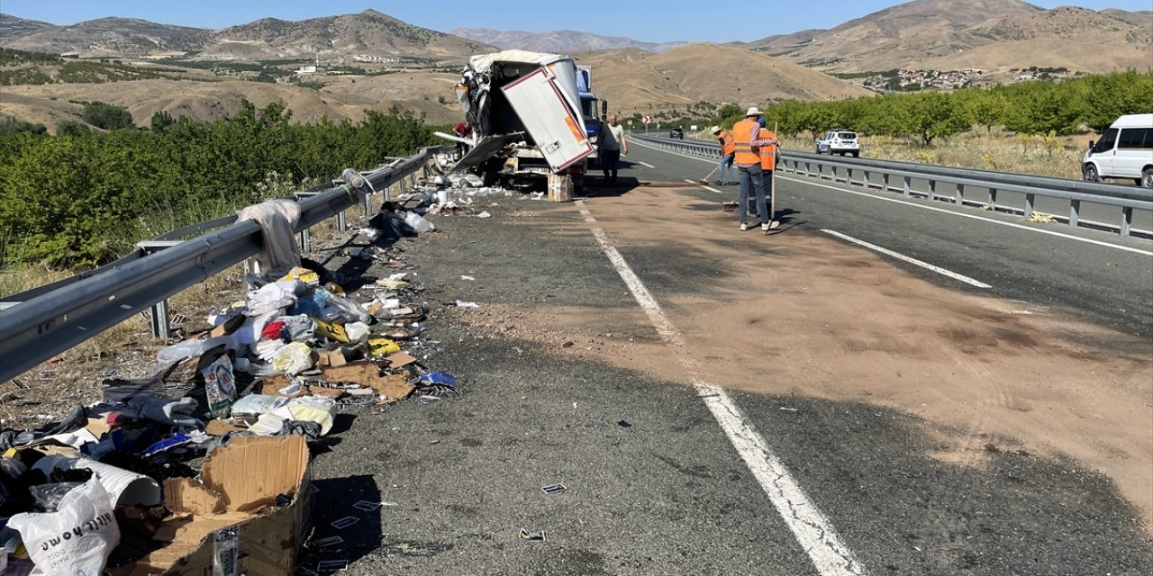 Yolcu otobüsü ile kargo kamyonu çarpıştı: 17 yaralı