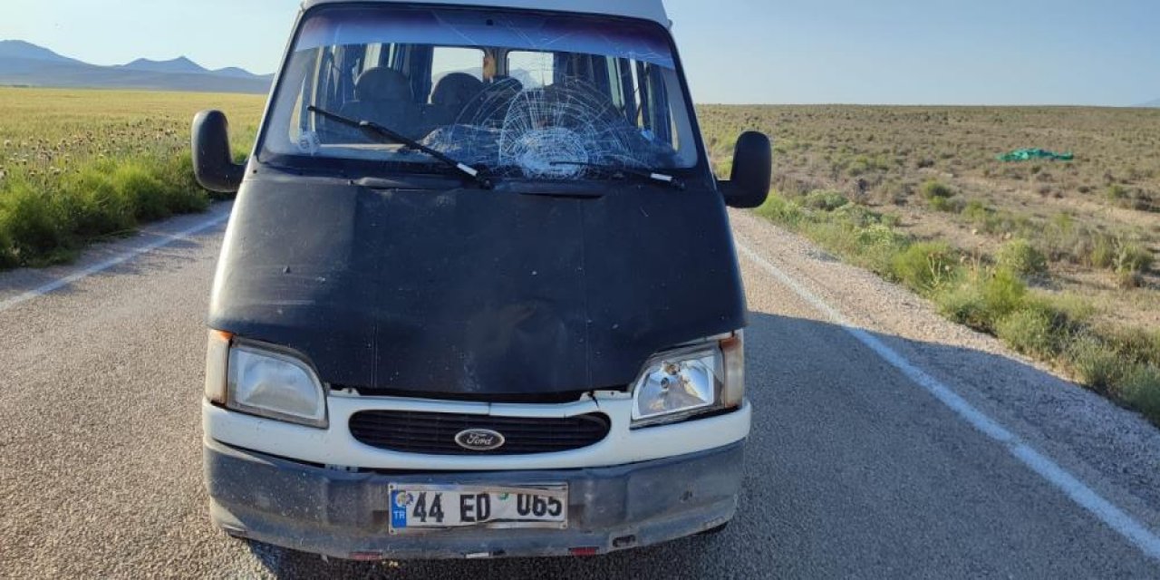 Konya’da otomobilden inen çocuğa minibüs çarptı