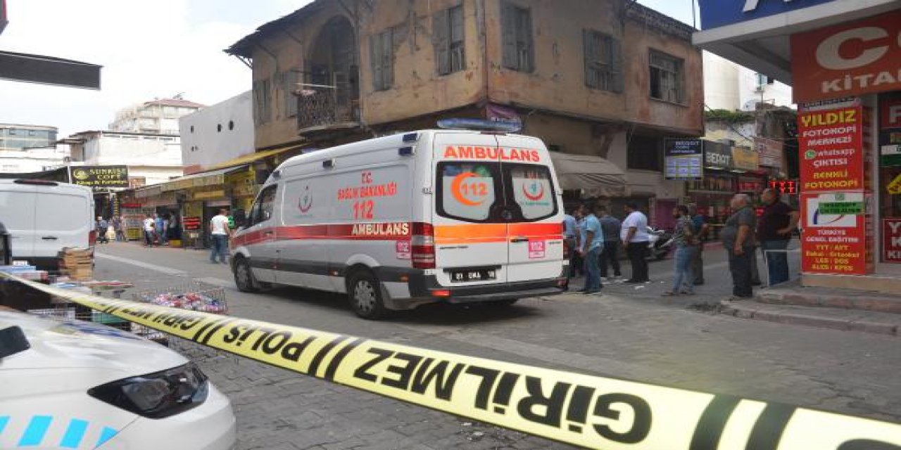 Silah sesleri peş peşe geldi! Kırtasiyeciler sokak ortasında çatıştı