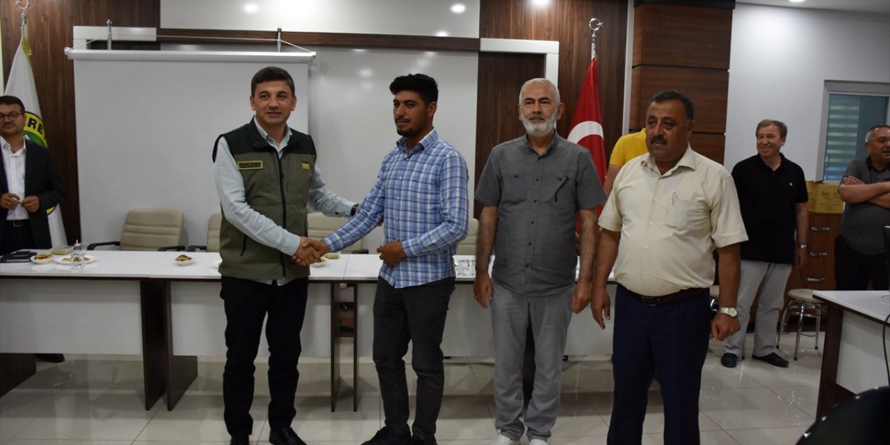 Karapınar’da yılın ilk hububat alım ve satımını yapan çiftçilere çeyrek altın verildi