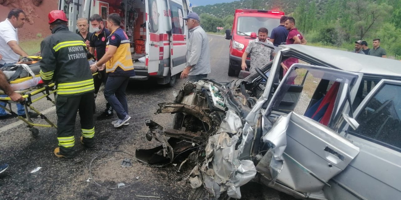 Konya'da yolcu minibüsü ile otomobil çarpıştı: 1’i ağır 6 kişi yaralandı