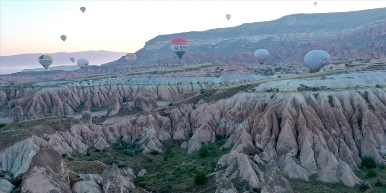 Turistler, Kapadokya'nın 'renkli tepeleri'ni balondan seyrediyor