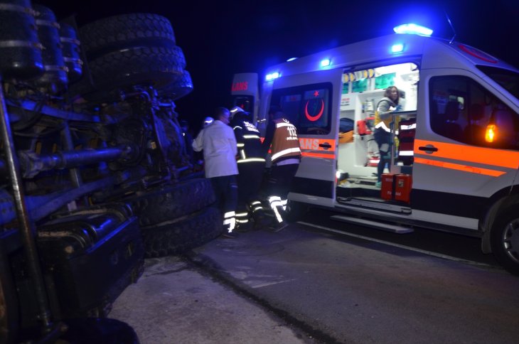 Kaza sonrası yol güvenliğini sağlayan polise otomobil çarptı