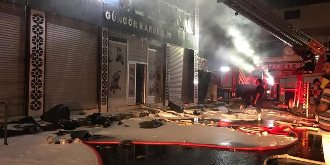 Gıda Toptancılar Sitesi'ndeki bir iş yerinde yangın çıktı