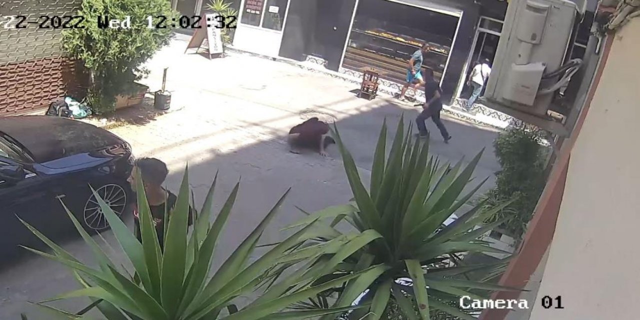 Kendisine saldıran kişiyi bıçakladı, sonrada yarasına tampon yaptı