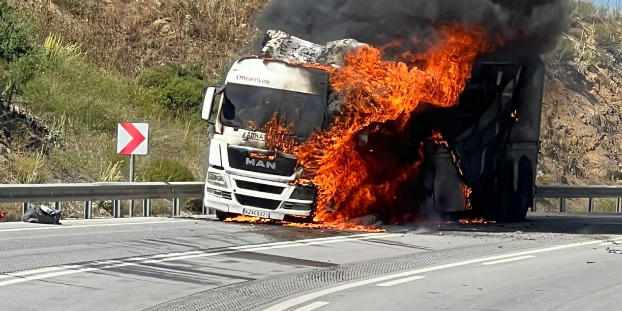 Cam yüklü Konya plakalı TIR, alev alev yandı