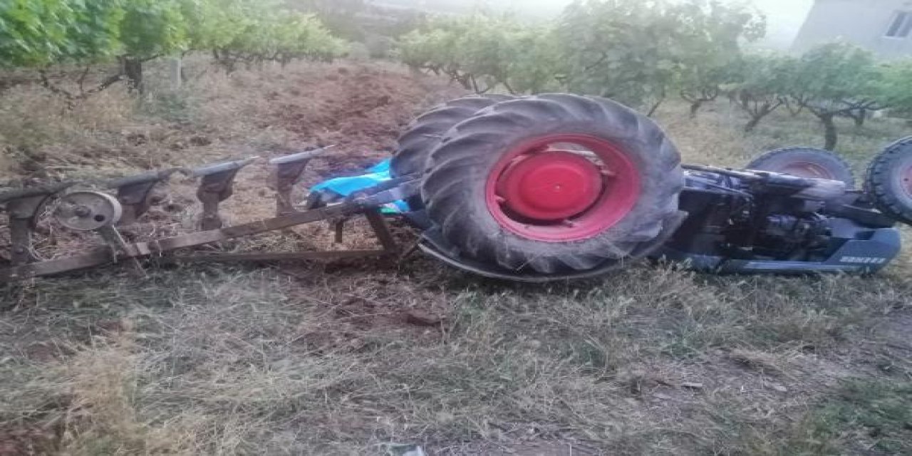Devrilen traktörün altında kalan yaşlı adam öldü