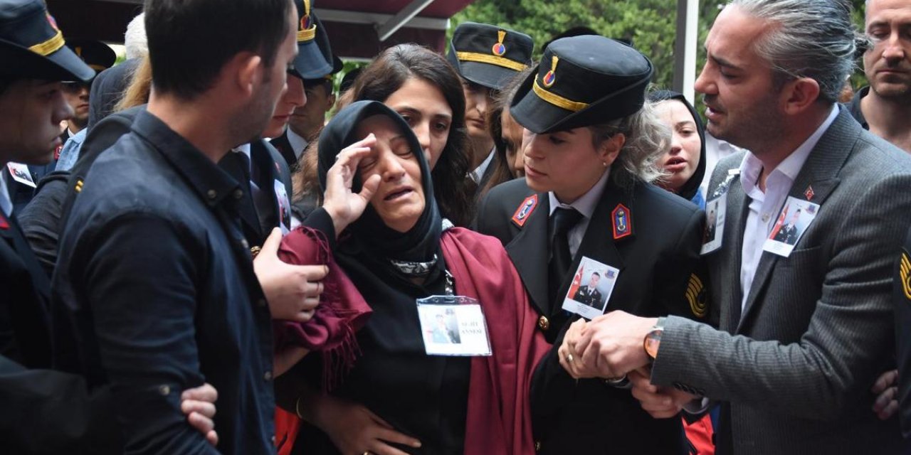 Şehit oğlunu asker selamıyla uğurladı!