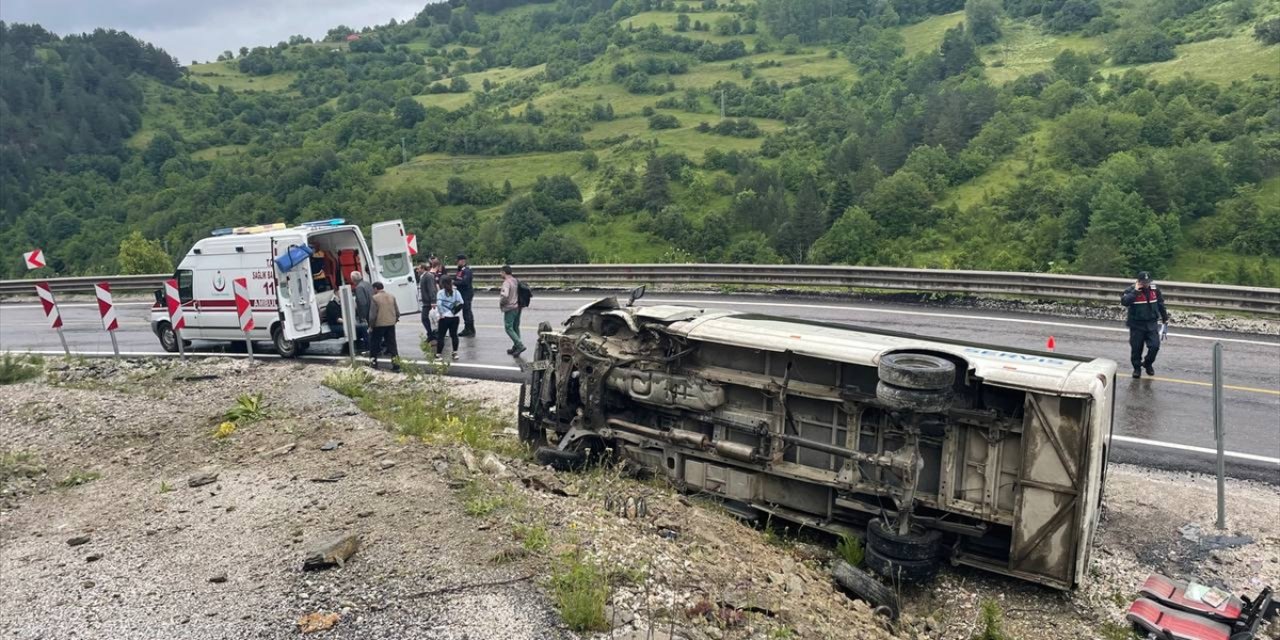 İşçi servisinin devrilmesi sonucu çok sayıda kişi yaralandı