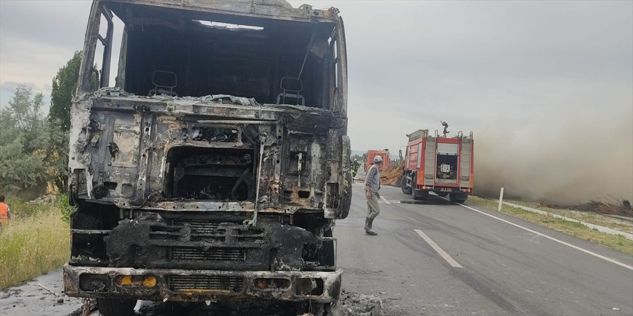 Konya'da seyir halindeki TIR alevler içinde kaldı