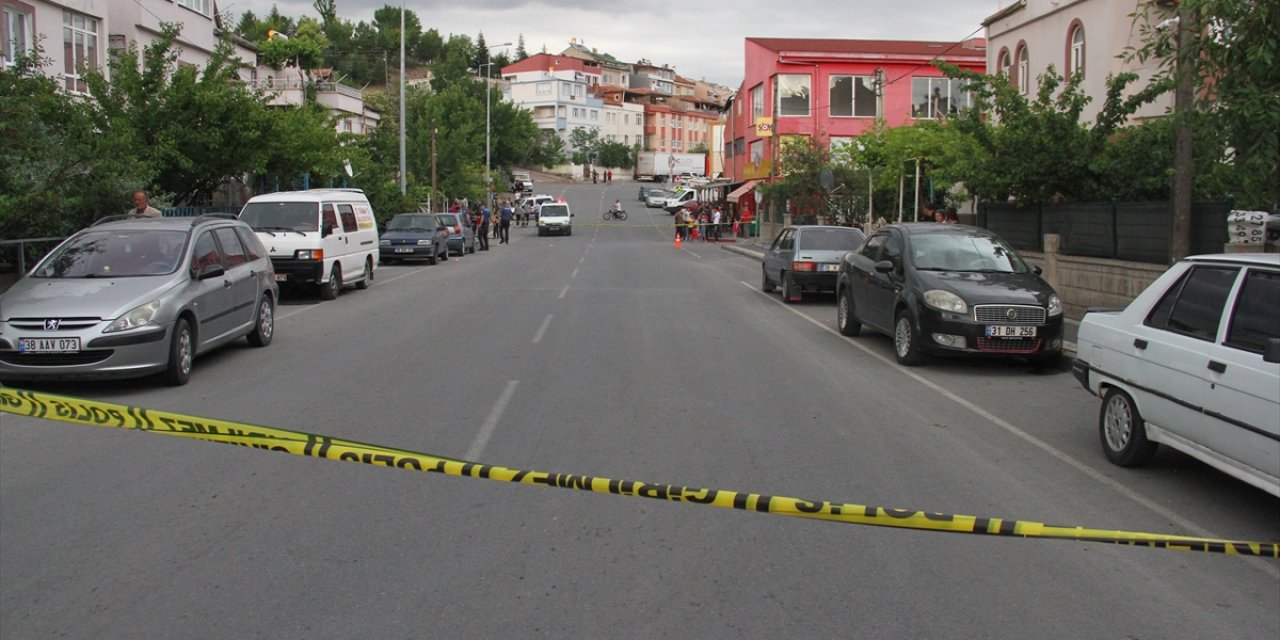 Eski eşi ile erkek arkadaşını tabanca ile vurdu!