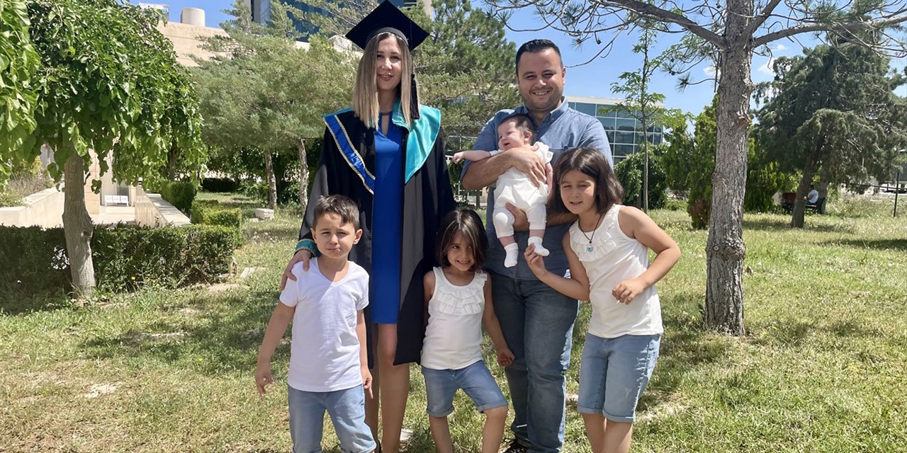 4 çocuk annesi kadın, Konya’da bilgisayar mühendisliği bölümünden mezun oldu