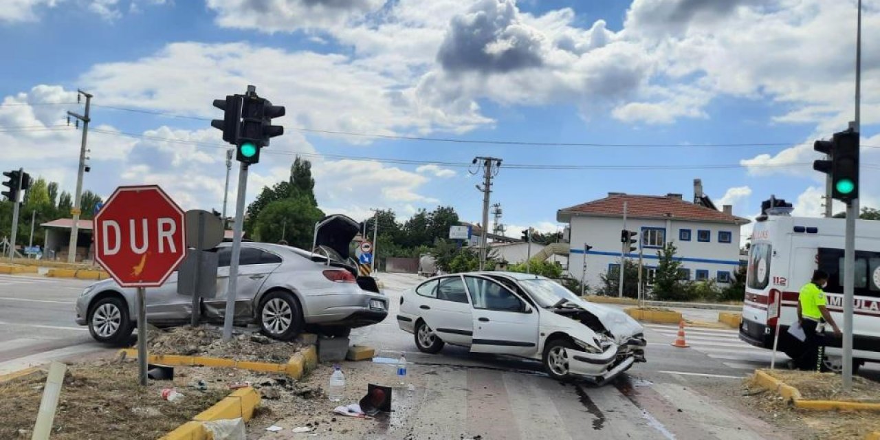 Konya’da iki otomobil çarpıştı, 3 kişi yaralandı