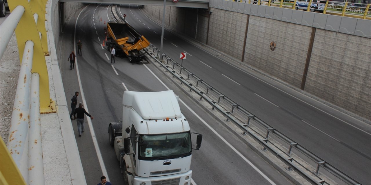 Konya'da üst geçide çarpan tırın damperi koptu! 200 metre sonra durabildi