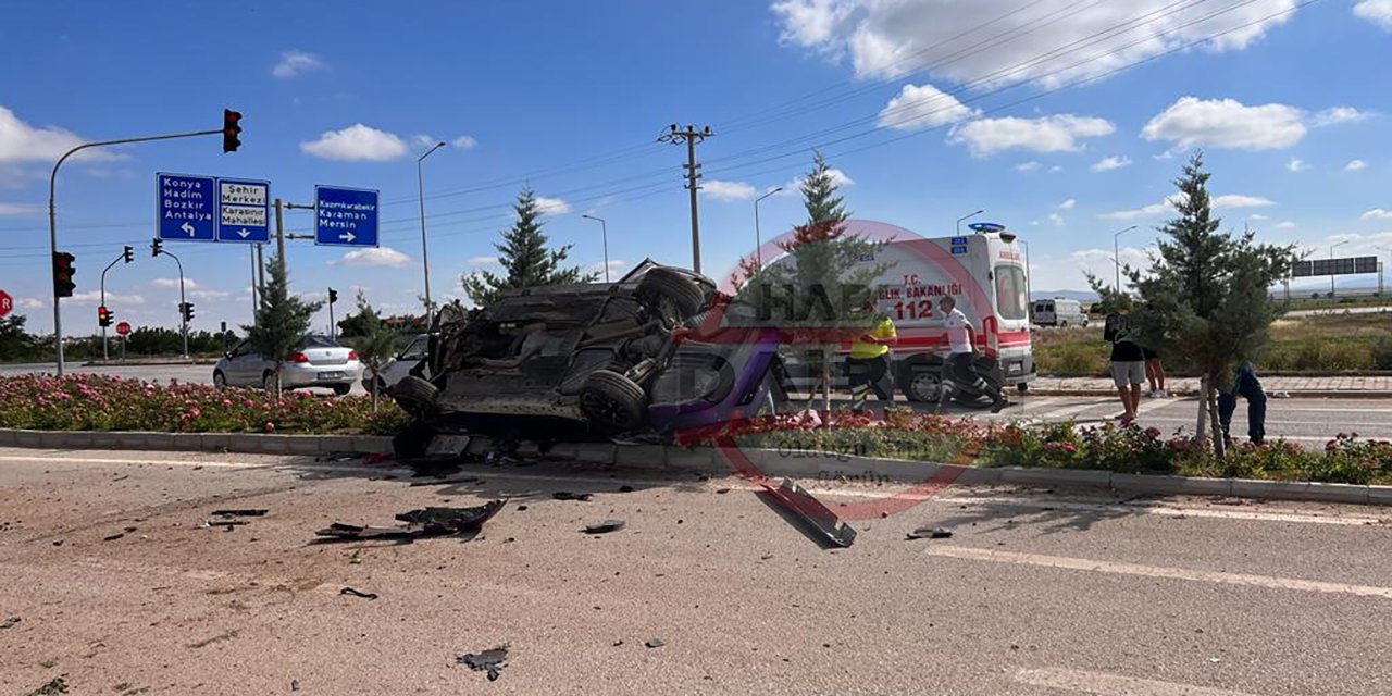 Konya’da refüje çarpan otomobil devrildi, 6 genç ölümden döndü