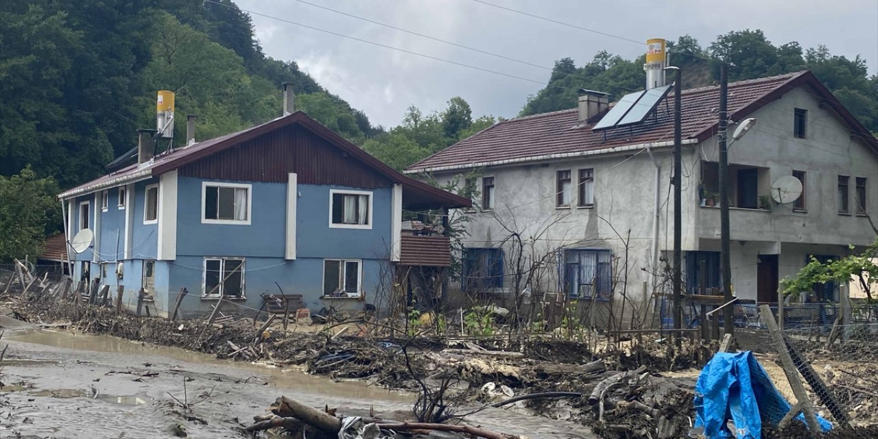 Sağanak yağış nedeniyle 3 köy boşaltıldı