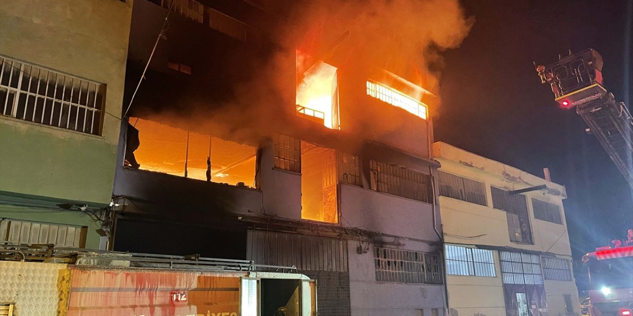 İki katlı tekstil atölyesi alevlere teslim oldu